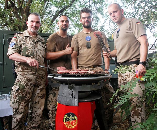 Oberstabsfeldwebel Matthias Stumpf (l.), Hauptmann Oliver Günther (r.), DBwV-Ansprechpartner in Koulikoro und  Soldaten aus dem deutschen National Support Element beim Auftaktgrillen (Foto: DBwV)