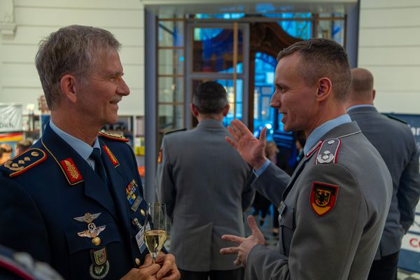 Generalleutnant Martin Schelleis (Inspekteur SKB) im Gespräch mit dem Stellvertretenden Bundesvorsitzenden Oberstleutnant i.G. Marcel Bohnert.