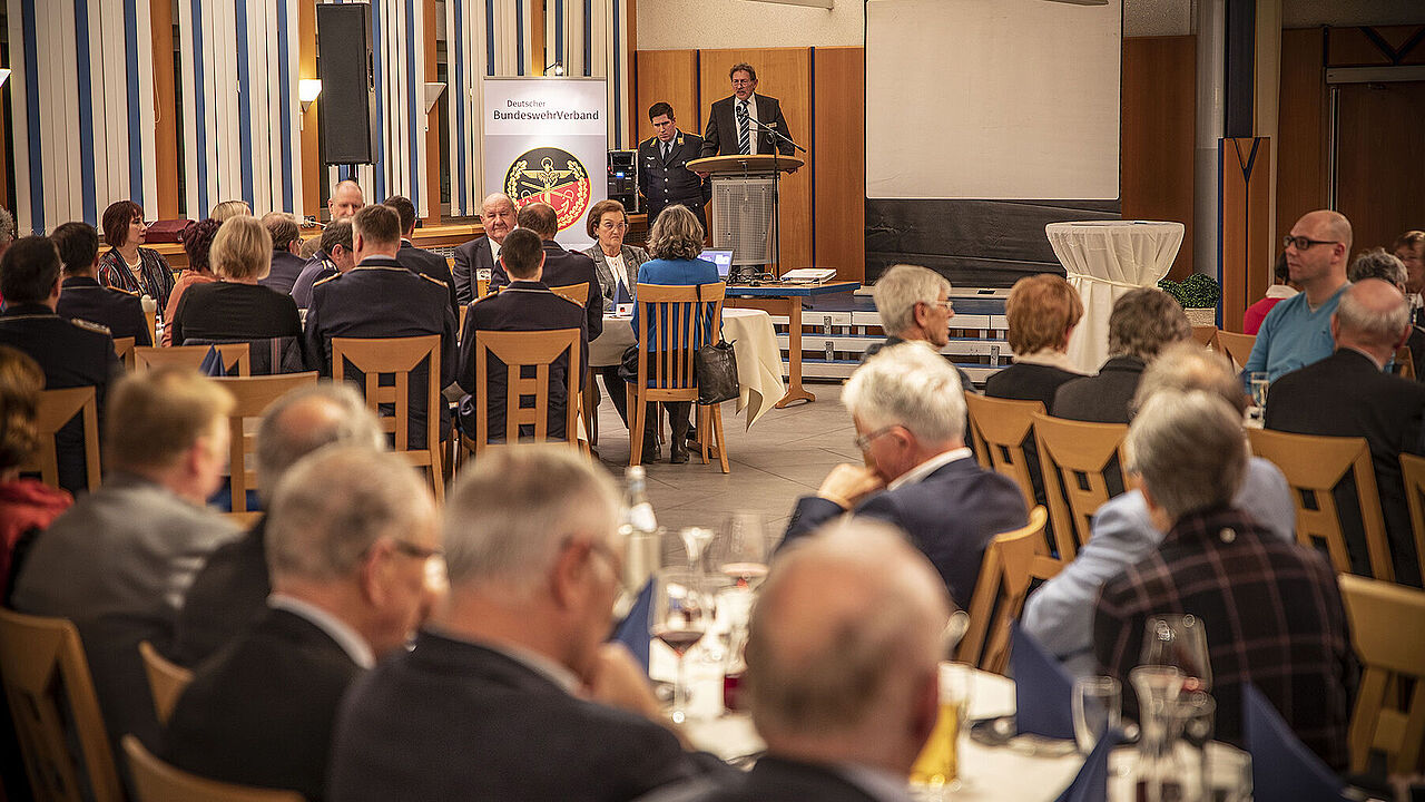 Der Bezirksvorsitzende Westfalen, Oberstleutnant a.D. Reinhard Schlepphorst, unterstrich in seiner Ansprache die Bedeutung des Ehrenamtes. Foto: HptFw Sarah Schulte