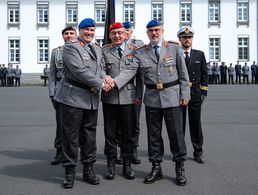 In Koblenz übergab General Carsten Breuer (M.) das Kommando über den Sanitätsdienst der Bundeswehr von Generaloberstabsarzt Dr. Ulrich Baumgärtner (r.) an Generalstabsarzt Dr. Ralf Hoffmann. Foto: X/@Bundeswehr_GI