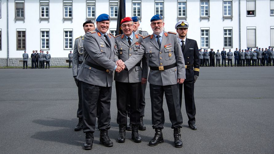 In Koblenz übergab General Carsten Breuer (M.) das Kommando über den Sanitätsdienst der Bundeswehr von Generaloberstabsarzt Dr. Ulrich Baumgärtner (r.) an Generalstabsarzt Dr. Ralf Hoffmann. Foto: X/@Bundeswehr_GI