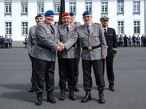 In Koblenz übergab General Carsten Breuer (M.) das Kommando über den Sanitätsdienst der Bundeswehr von Generaloberstabsarzt Dr. Ulrich Baumgärtner (r.) an Generalstabsarzt Dr. Ralf Hoffmann. Foto: X/@Bundeswehr_GI