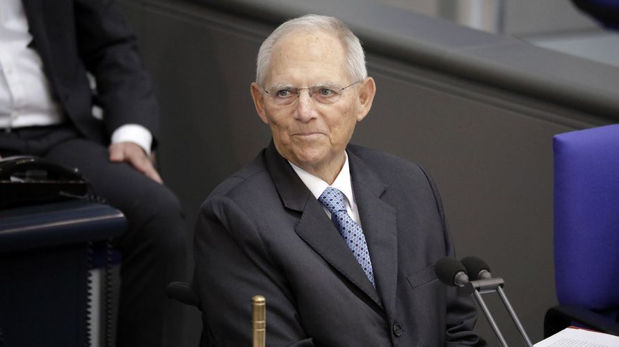 Dass viele Hoffnungen in Afghanistan nicht in Erfüllung gegangen sind, liege nicht an den Soldatinnen und Soldaten der Bundeswehr, betonte Bundestagspräsident Wolfgang Schäuble zu Beginn der aktuellen Stunde im Bundestag. Foto: picture alliance / Geisler-Fotopress | Sebastian Gabsch/Geisler-Fotopre