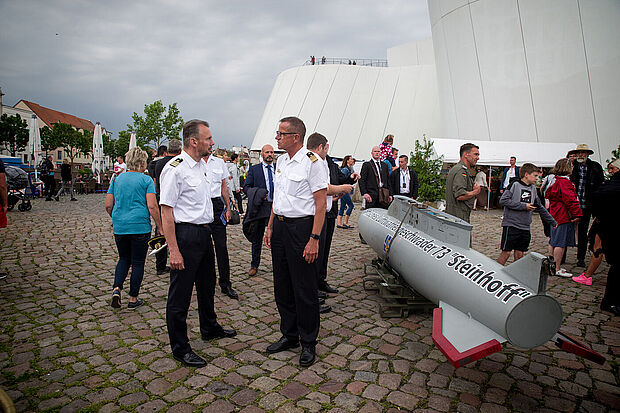  Stralsund Thiele: Fregattenkapitän Marco Thiele (l.) im Gespräch mit Vizeadmiral Andreas Krause. Foto: DBwV/Bombeke
