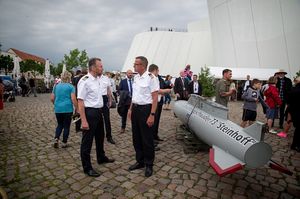  Stralsund Thiele: Fregattenkapitän Marco Thiele (l.) im Gespräch mit Vizeadmiral Andreas Krause. Foto: DBwV/Bombeke