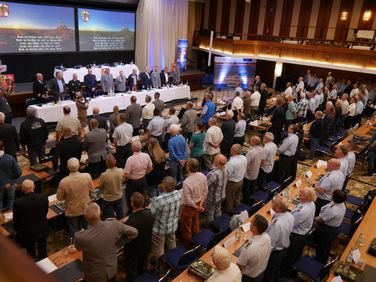 „Hoch im Norden weht ein rauer Wind“ - Zum Abschluss erhoben sich die Teilnehmer und sangen die Hymne des Landesverbandes. Foto: DBwV
