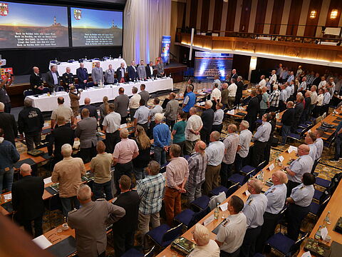 „Hoch im Norden weht ein rauer Wind“ - Zum Abschluss erhoben sich die Teilnehmer und sangen die Hymne des Landesverbandes. Foto: DBwV