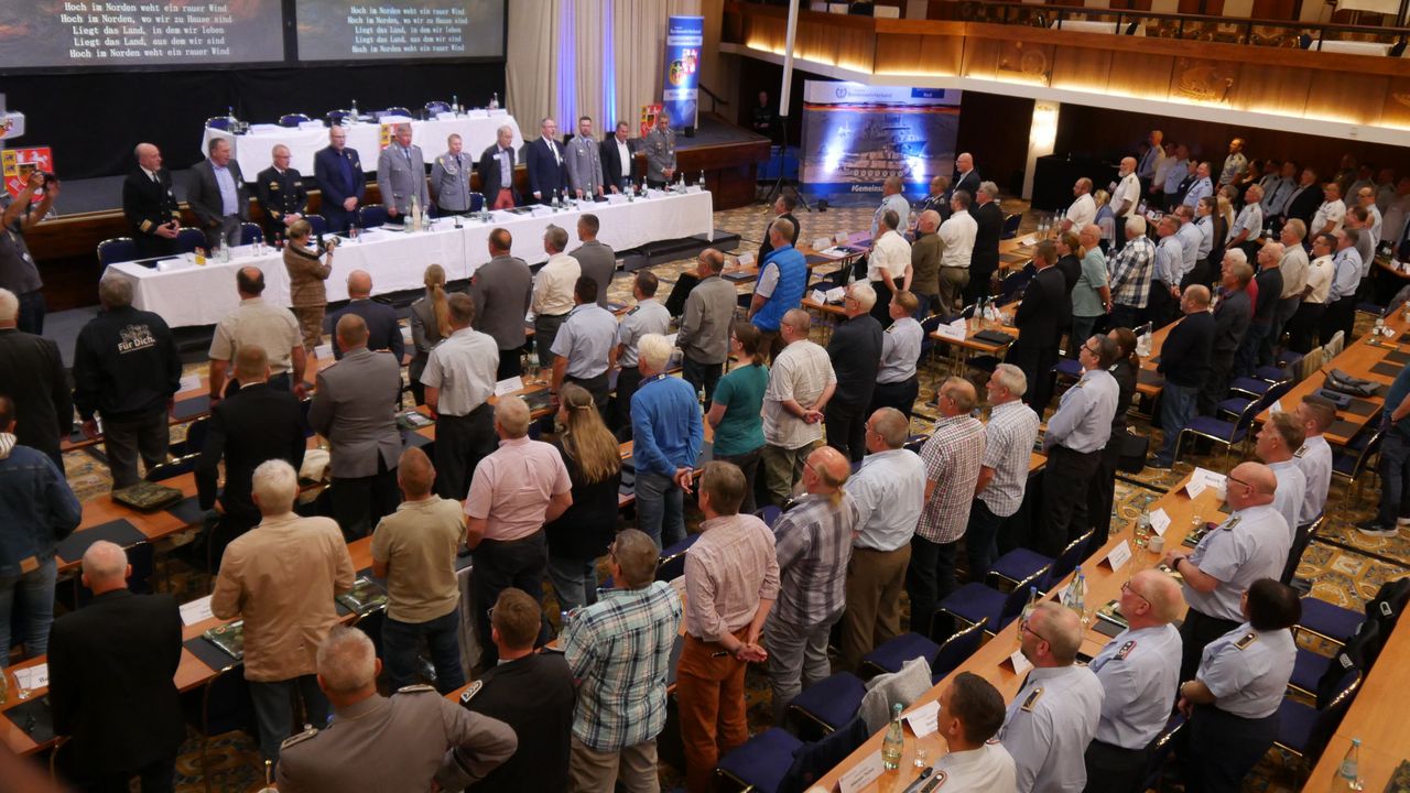 „Hoch im Norden weht ein rauer Wind“ - Zum Abschluss erhoben sich die Teilnehmer und sangen die Hymne des Landesverbandes. Foto: DBwV