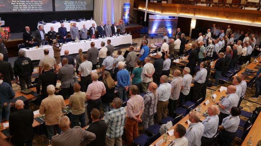 „Hoch im Norden weht ein rauer Wind“ - Zum Abschluss erhoben sich die Teilnehmer und sangen die Hymne des Landesverbandes. Foto: DBwV