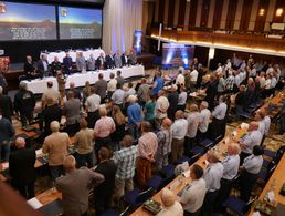 „Hoch im Norden weht ein rauer Wind“ - Zum Abschluss erhoben sich die Teilnehmer und sangen die Hymne des Landesverbandes. Foto: DBwV