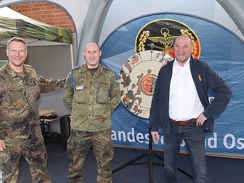 Alle Hände voll zu tun, hatte das Team am Informationsstand beim Familientag zum Gelöbnis in Hagenow. Bild: Bundeswehr/Kohls