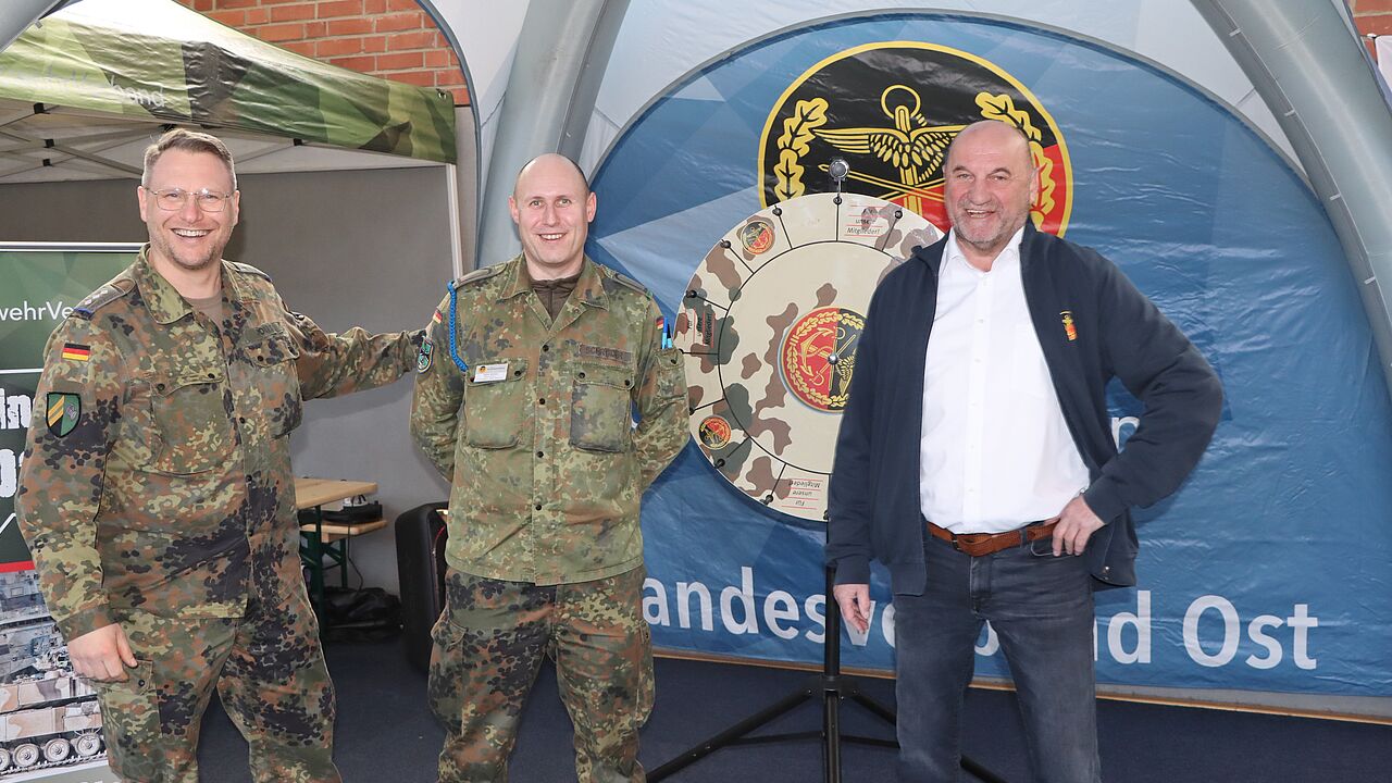 Alle Hände voll zu tun, hatte das Team am Informationsstand beim Familientag zum Gelöbnis in Hagenow. Bild: Bundeswehr/Kohls