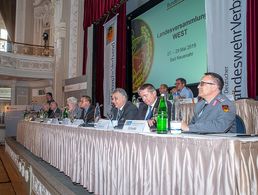 Für den Landesvorstand wie für die Delegierten gab es am zweiten Tag der Landesversammlung viele wertvolle Informationen zu den aktuellen politischen Aktivitäten des Verbands. Foto: DBwV/Bombeke