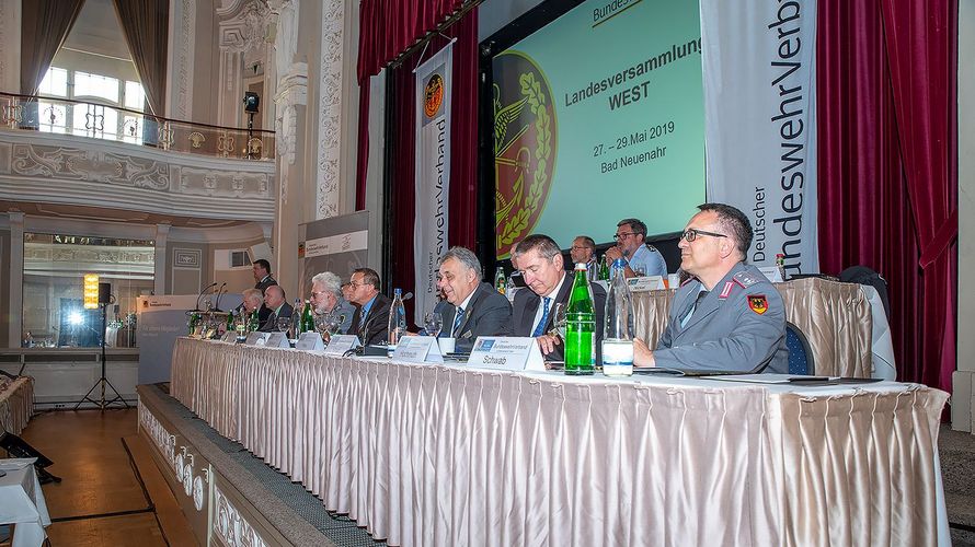 Für den Landesvorstand wie für die Delegierten gab es am zweiten Tag der Landesversammlung viele wertvolle Informationen zu den aktuellen politischen Aktivitäten des Verbands. Foto: DBwV/Bombeke