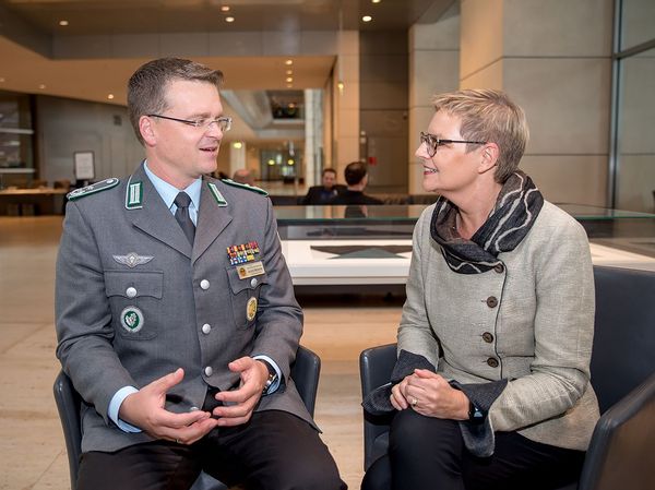 Vor dem Plenarsaal im Bundestag tauschte sich Oberstleutnant André Wüstner auch mit Sabine Dittmar, gesundheitspolitische Sprecherin der SPD, aus. Foto: DBwV/Bombeke