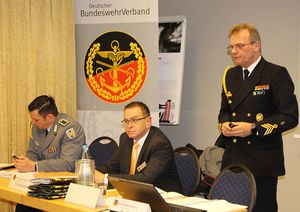 Sie beraten den Generalinspekteur als "Oberspieße": Oberstabsfeldwebel Matthias Wendrich und Oberstabsbootsmann Michael Redlin (re.)