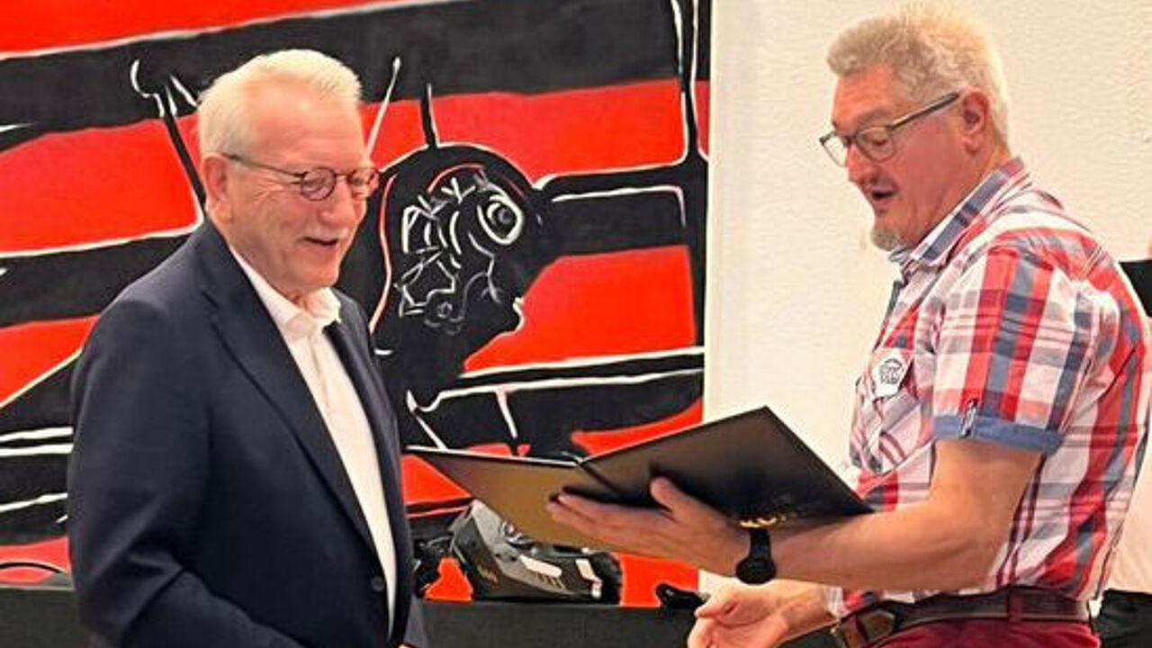 Generalleutnant a.D. Dirk Böcker (l.) bei der Ehrung durch Ulrich Peise. Foto: LV Nord