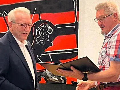 Generalleutnant a.D. Dirk Böcker (l.) bei der Ehrung durch Ulrich Peise. Foto: LV Nord
