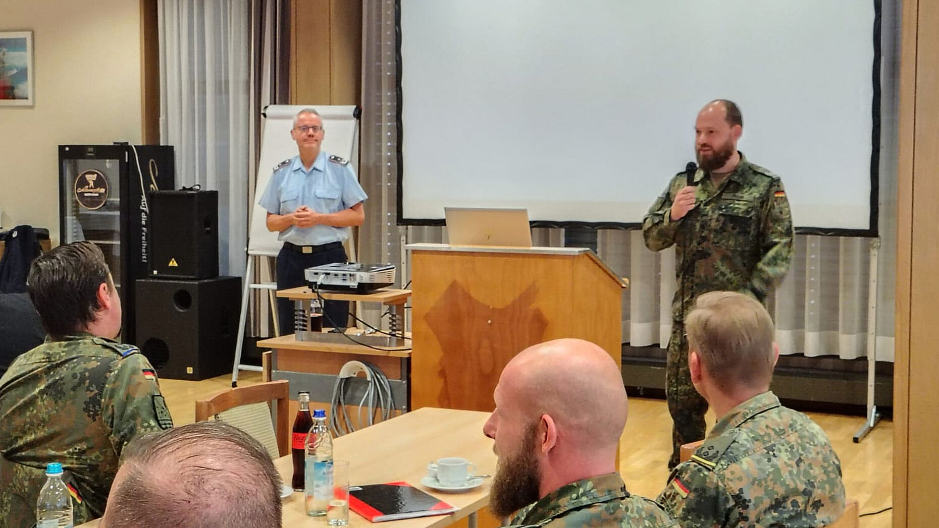 StoKa-Vorsitzender Major Marcel Mohr lud die Teilnehmer zur Diskussion mit Oberstleutnant Dr. Detlef Buch ein. Foto: StoKa Klosterlechfeld