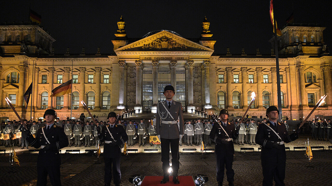 Zahlreiche Soldaten stehen am 11.11.2015 bei einem Großen Zapfenstreich vor dem Reichstagsgebäude in Berlin. Die Bundeswehr begeht den Vorabend des 60. Jahrestages ihrer Gründung mit dieser höchsten Form der militärischen Ehrenbezeugung. Am 12. November 1