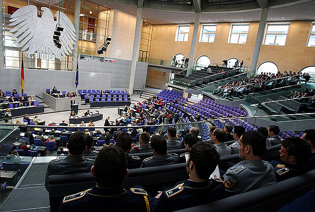 Soldaten im Bundestag. Foto: dpa