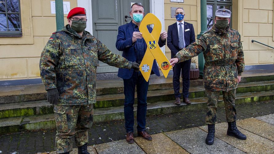 Vor dem Rathaus in Delitzsch (v.l.n.r.): Oberst Jürgen Baron von Bistram, Oberbürgermeister Manfred Wilde, Oberstabsfeldwebel a.D. Jürgen Görlich und Hauptmann Mike Becher. Foto: FMZ USH/Schrader