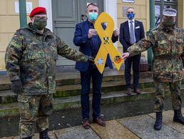 Vor dem Rathaus in Delitzsch (v.l.n.r.): Oberst Jürgen Baron von Bistram, Oberbürgermeister Manfred Wilde, Oberstabsfeldwebel a.D. Jürgen Görlich und Hauptmann Mike Becher. Foto: FMZ USH/Schrader