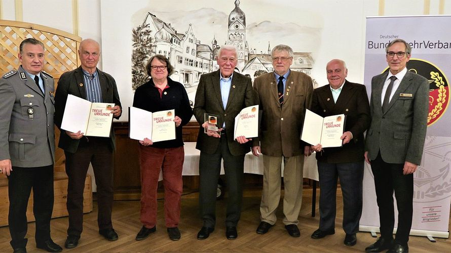 Dank an langjährige Mitglieder: Bezirksvorsitzender Hauptmann Roland Ehrenberger (v. l.), Major a.D. Wolf D. Hoeveler (50 Jahre), Hauptmann a.D. Rolf Lutz (60 Jahre), Oberstabsfeldwebel a.D. Peter Koller, Oberstabsfeldwebel a.D. Hans Pfitzner (50 Jahre) und Landesvorsitzender Gerhard Stärk. Foto: Bernhard Kleeberger