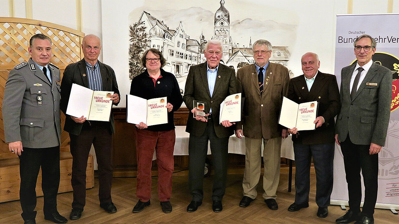 Dank an langjährige Mitglieder: Bezirksvorsitzender Hauptmann Roland Ehrenberger (v. l.), Major a.D. Wolf D. Hoeveler (50 Jahre), Hauptmann a.D. Rolf Lutz (60 Jahre), Oberstabsfeldwebel a.D. Peter Koller, Oberstabsfeldwebel a.D. Hans Pfitzner (50 Jahre) und Landesvorsitzender Gerhard Stärk. Foto: Bernhard Kleeberger