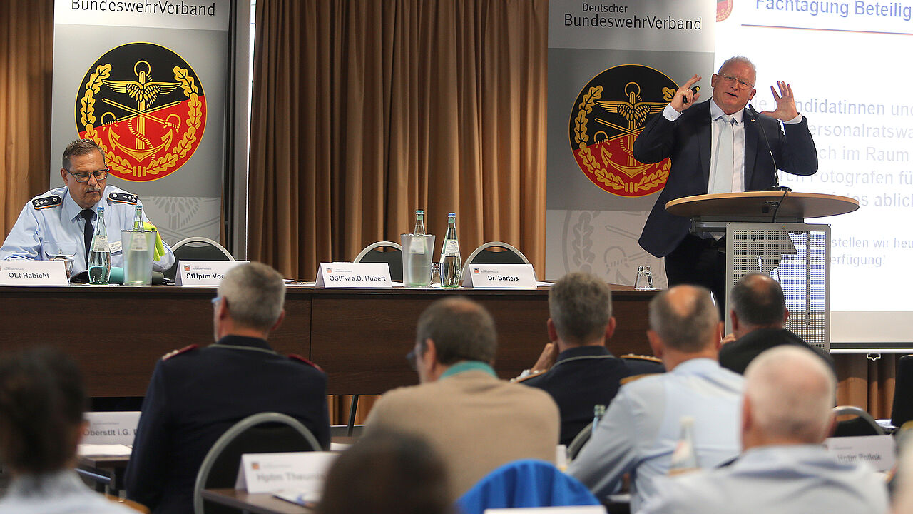 Damals noch ohne Pandemie-Beschränkungen. Andreas Hubert im Oktober 2019 auf einer Fachtagung für Beteiligungsrechte. Foto: DBwV/Schmidt