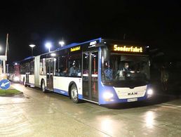 Ankunft der China-Rückkehrer: Mit Bussen wurden die mehr als 100 Personen in die Südpfalz-Kaserne gebracht, wo die Soldaten sie bereits erwarteten. Foto: Bundeswehr/Wiedemann