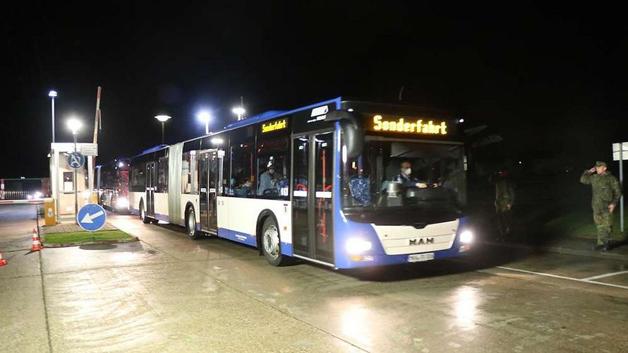 Ankunft der China-Rückkehrer: Mit Bussen wurden die mehr als 100 Personen in die Südpfalz-Kaserne gebracht, wo die Soldaten sie bereits erwarteten. Foto: Bundeswehr/Wiedemann