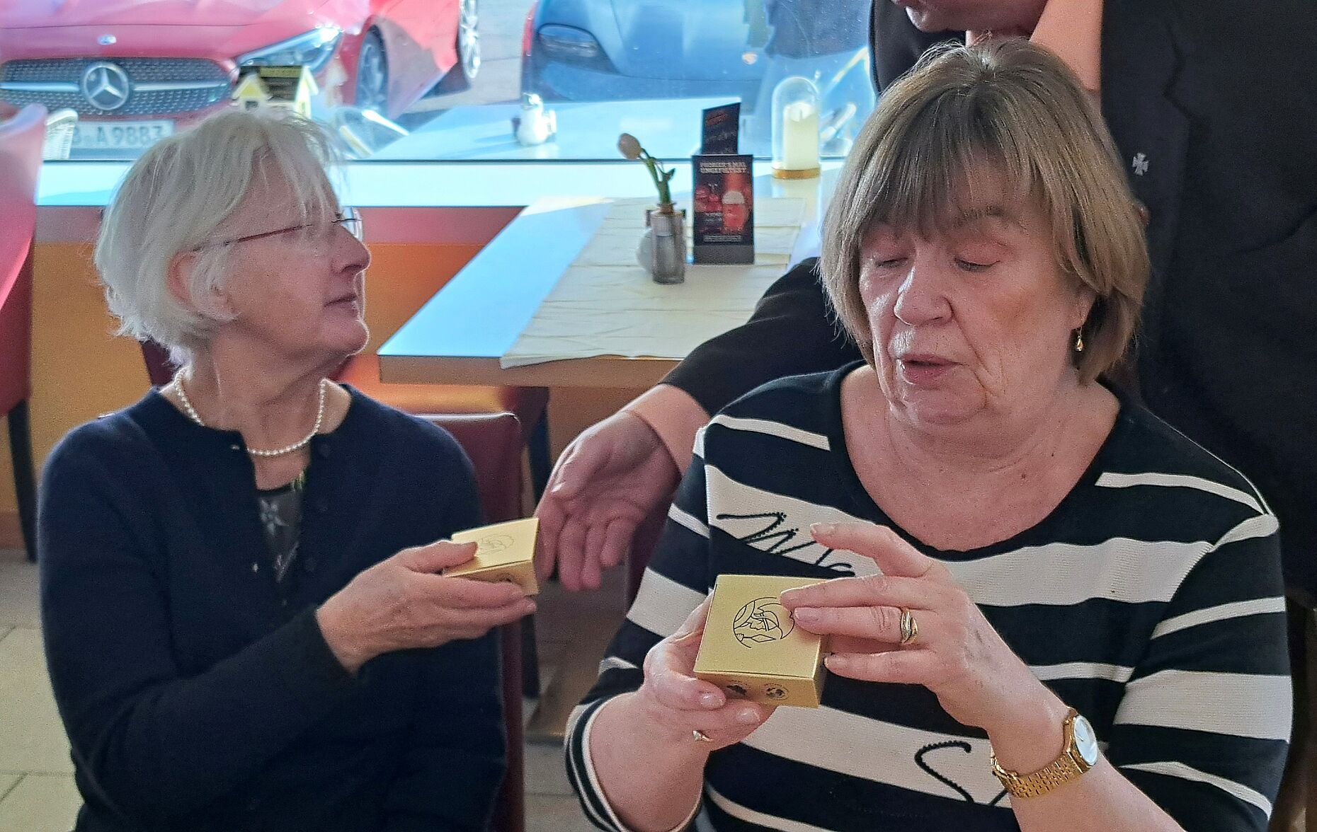 Die anwesenden Damen erhielten anlässlich des Weltfrauentages ein kleines Geschenk, das mit dem Dank für die Unterstützung ihrer Männer gedacht war. Foto: Burkhardt Kühnapfel