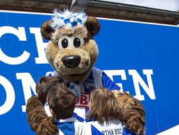 Hat ein großes Herz für die Kinder: Hertha-Maskottchen Herthinho. 
