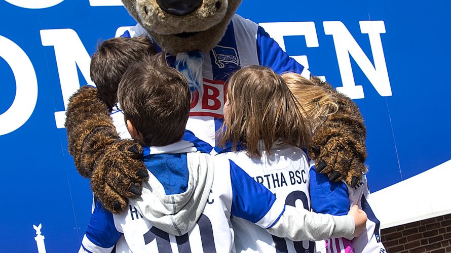 Hat ein großes Herz für die Kinder: Hertha-Maskottchen Herthinho. 