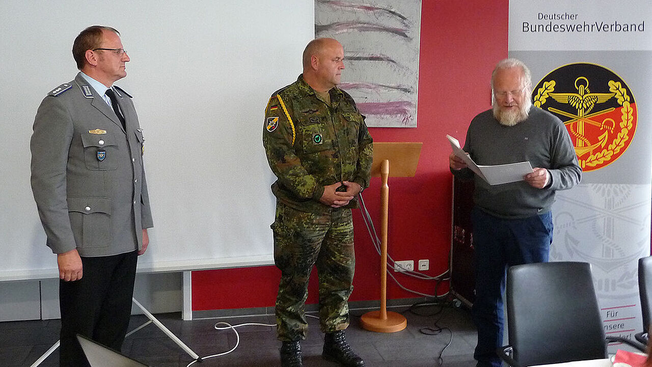 Oberstabsfeldwebel Jan von Holten (r) erhielt die DBwV-Verdienstnadel (Foto: Standortkameradschaft Fritzlar)