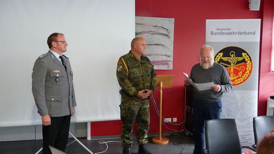 Oberstabsfeldwebel Jan von Holten (r) erhielt die DBwV-Verdienstnadel (Foto: Standortkameradschaft Fritzlar)