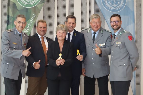Im Landtag in Hannover empfingen Landtagspräsidentin Hanna Naber und Ministerpräsident Olaf Lies den Landesvorsitzenden Nord, Oberst Thomas Behr (2.v.r.) und drei seiner Bezirksvorsitzenden: Oberstabsfeldwebel Oliver Sekuli (l.), Hauptmann a.D. Rainer Barz (2.v.l.) und Hauptmann Lars Schunack. Foto: LV Nord