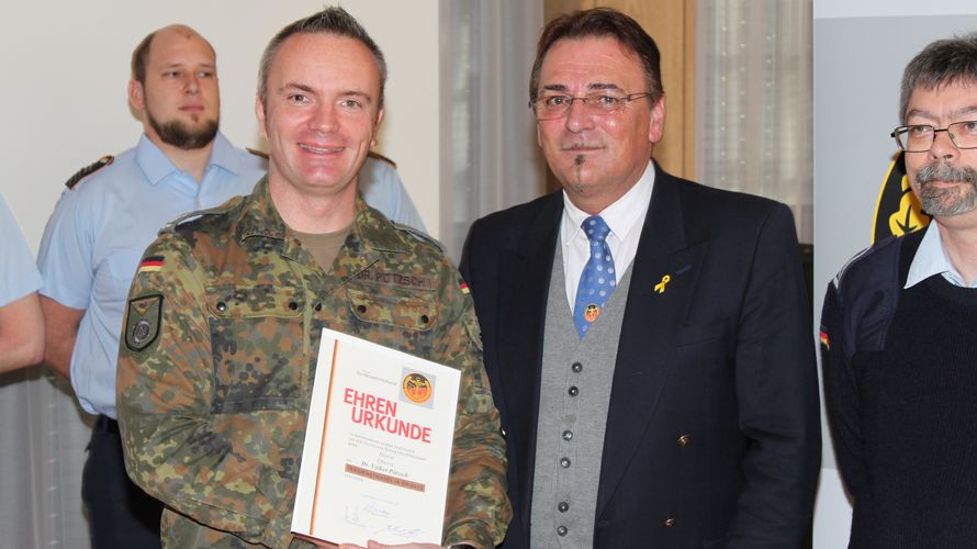 Stabsfeldwebel a.D. Franz Jung ehrte Oberst Dr. Volker Pötzsch für seine langjährige Unterstützung des DBwV mit der Ehrennadel in Bronze Foto: DBwV/ik
