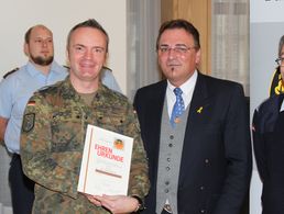 Stabsfeldwebel a.D. Franz Jung ehrte Oberst Dr. Volker Pötzsch für seine langjährige Unterstützung des DBwV mit der Ehrennadel in Bronze Foto: DBwV/ik