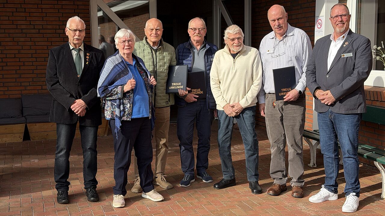 Wolfgang Hegemann (links) und Hannes Dreier (rechts) mit geehrten Mitgliedern. Foto: DBwV