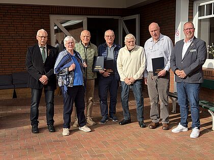 Wolfgang Hegemann (links) und Hannes Dreier (rechts) mit geehrten Mitgliedern. Foto: DBwV