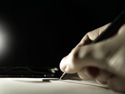 Letzter Akt der beruflichen Neuorientierung: die Unterschrift unter den Arbeitsvertrag Foto: pixabay