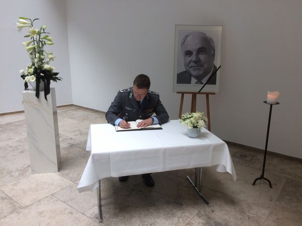 André Wüstner trug sich in das Kondolenzbuch für Helmut Kohl ein
