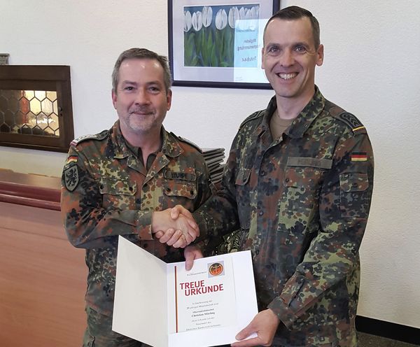 TruKa-Vorsitzender Matthias Stumpf gratuliert Oberstabsfeldwebel Christian Mürling. Foto: DBwV/LV Süddeutschland