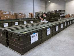 Symbolbild: Eine Oberstabsapothekerin prüft im Versorgungsinstandsetzungszentrum Sanitätsmaterial in der Artlandkaserne in Quakenbrück eine Kiste mit Sanitätsmaterial. Foto: Friso Gentsch dpa/lni