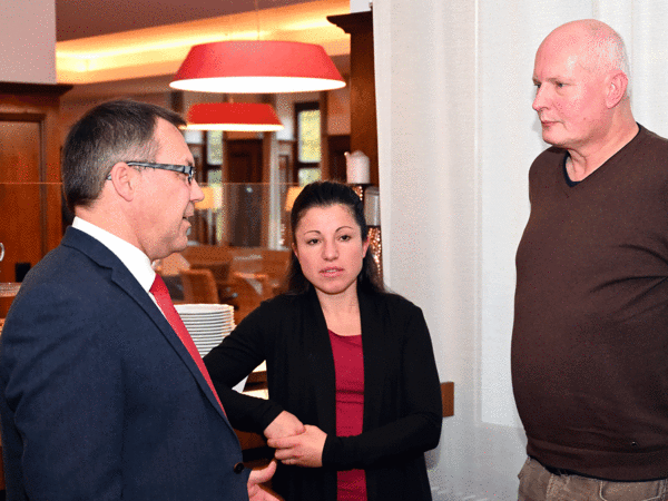 Bernd Kaufmann und Klaus Scharf – hier im Pausengespräch mit einer Tagungsteilnehmerin – stellten Erfolge für zivile Beschäftigte der Bundeswehr vor. Foto: DBwV/Ingo Kaminsky