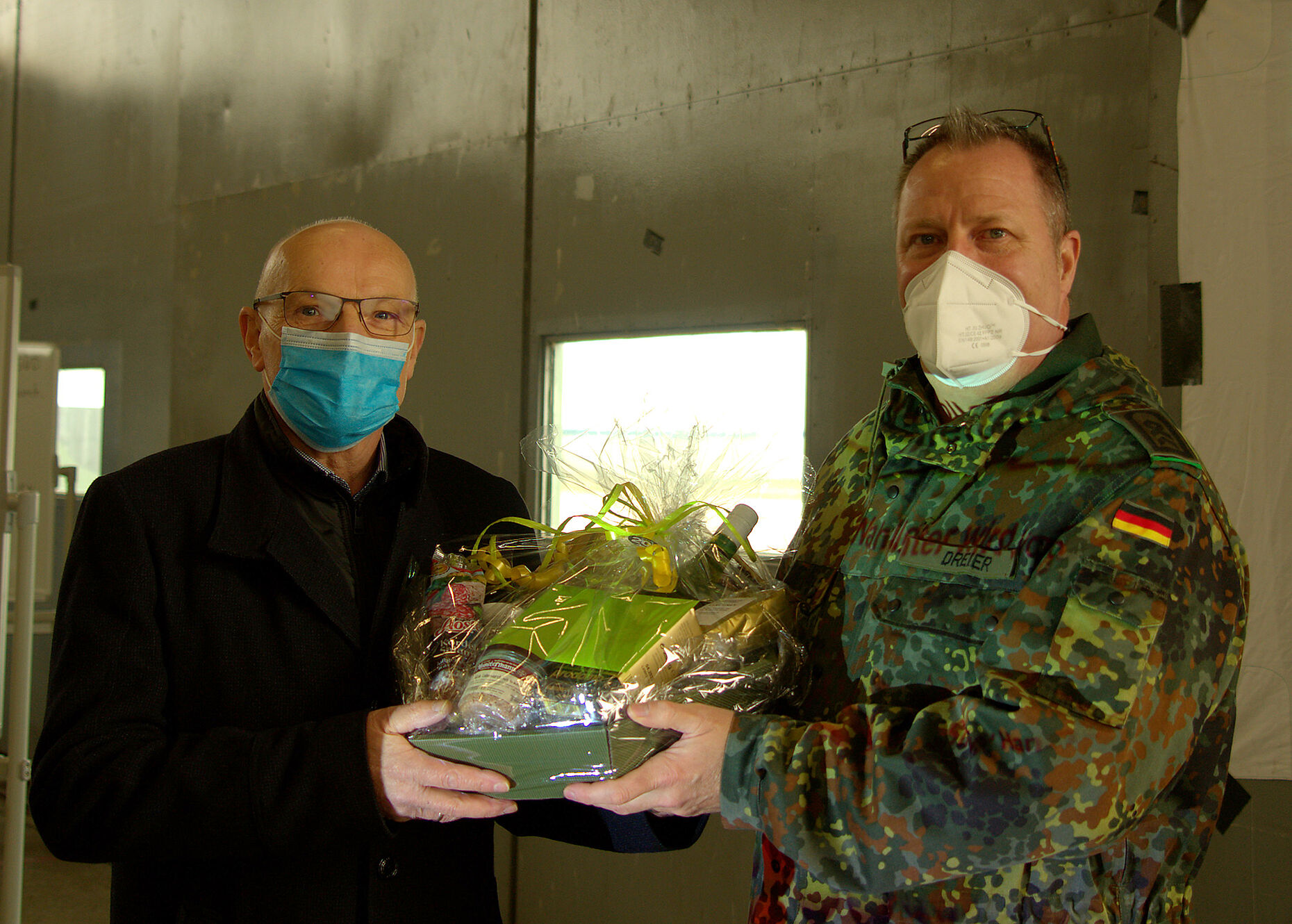 Stabsfeldwebel a.D. / Oberstabsfeldwebel d.R. Uwe Stark (l.) erhält zur Verabschiedung ein Präsent durch den Bezirksvorsitzenden Hannes Dreier