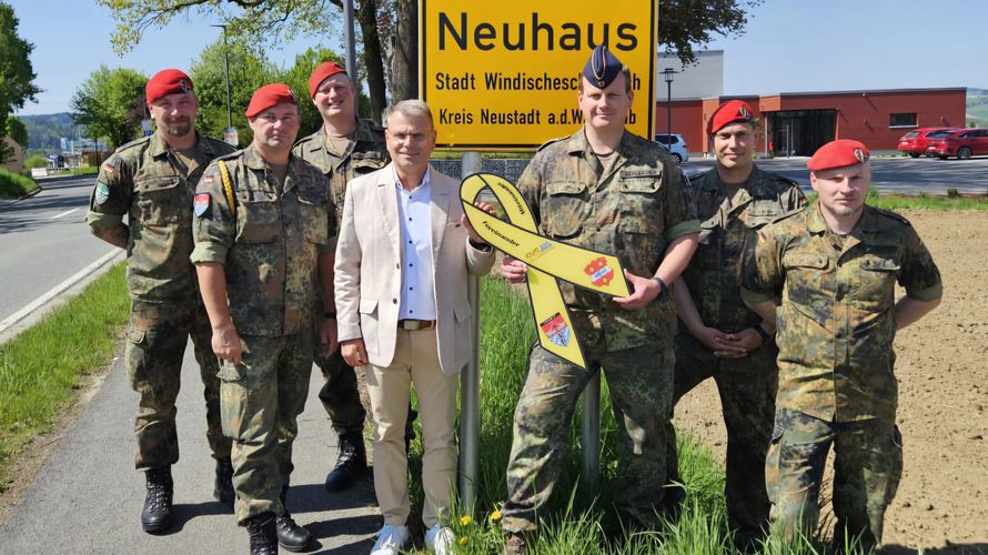 Die feierliche Übergabe der „Gelben Schleifen“ durch Bezirksvorsitzenden Stabsfeldwebel Christian Schleicher an den Ersten Bürgermeister Karlheinz Budnik unterstützte eine Abordnung der Pateneinheit des PzArtBtl 131 unter Führung von Batteriechef Major Knorn. Foto: DBwV/Christian Schleicher
