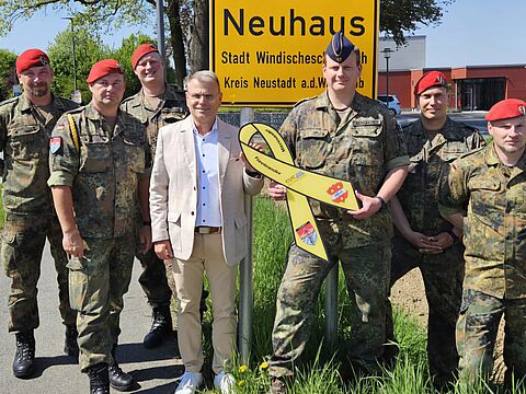 Die feierliche Übergabe der „Gelben Schleifen“ durch Bezirksvorsitzenden Stabsfeldwebel Christian Schleicher an den Ersten Bürgermeister Karlheinz Budnik unterstützte eine Abordnung der Pateneinheit des PzArtBtl 131 unter Führung von Batteriechef Major Knorn. Foto: DBwV/Christian Schleicher